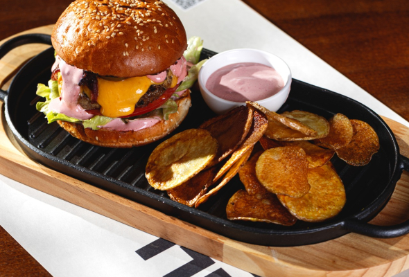 გრილზე მომზადებული ბურგერი საფერავის სოუსით