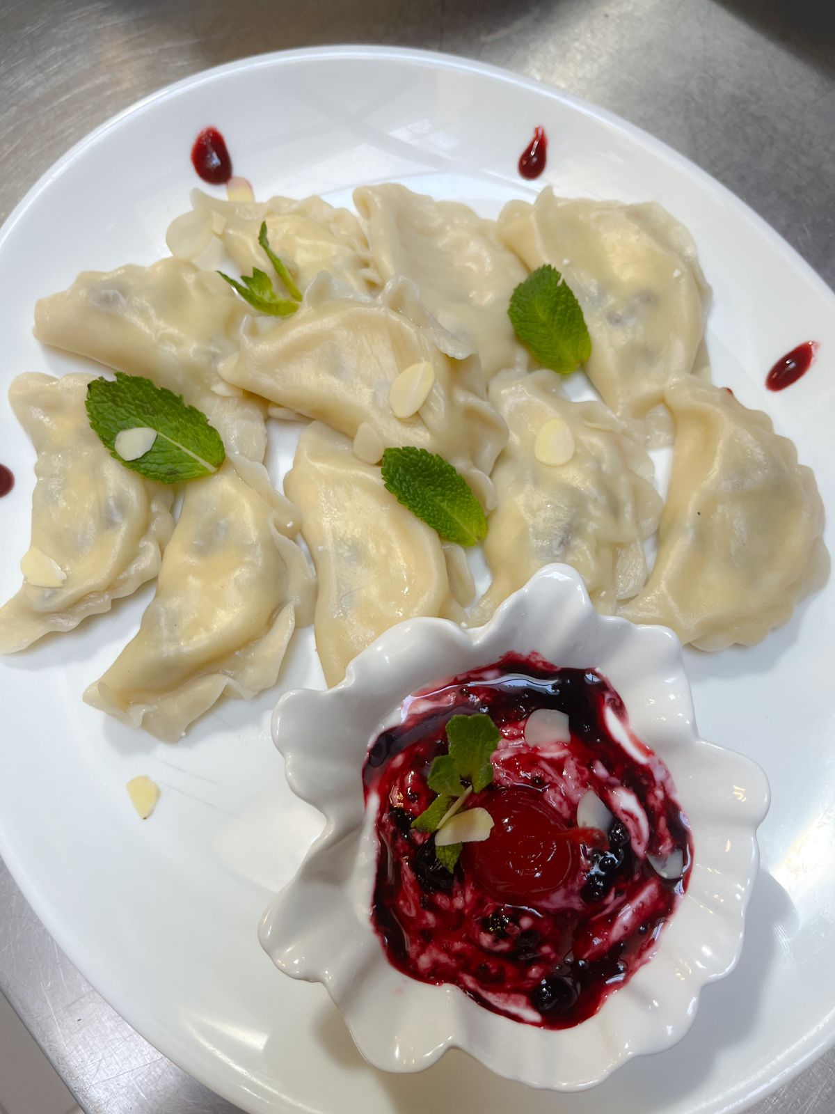 "ვარენიკი"  ხაჭოთი და ქიშმიშით,   + არაჯანი +კენკრა