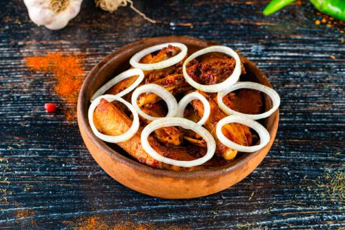 ხბოს ნეკნები აჯიკით