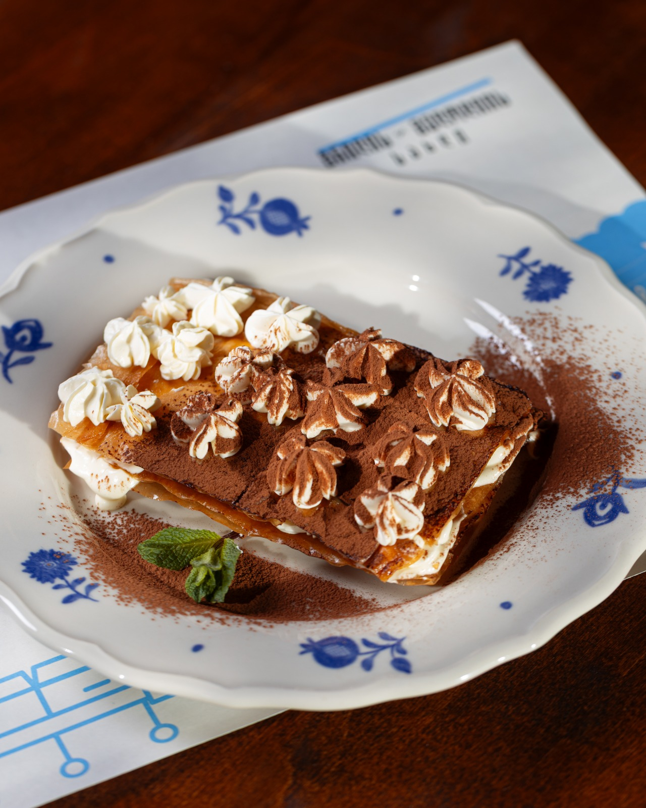 კარამელიზირებული ბანანი კრემით და ტკბილი ფირფიტებით