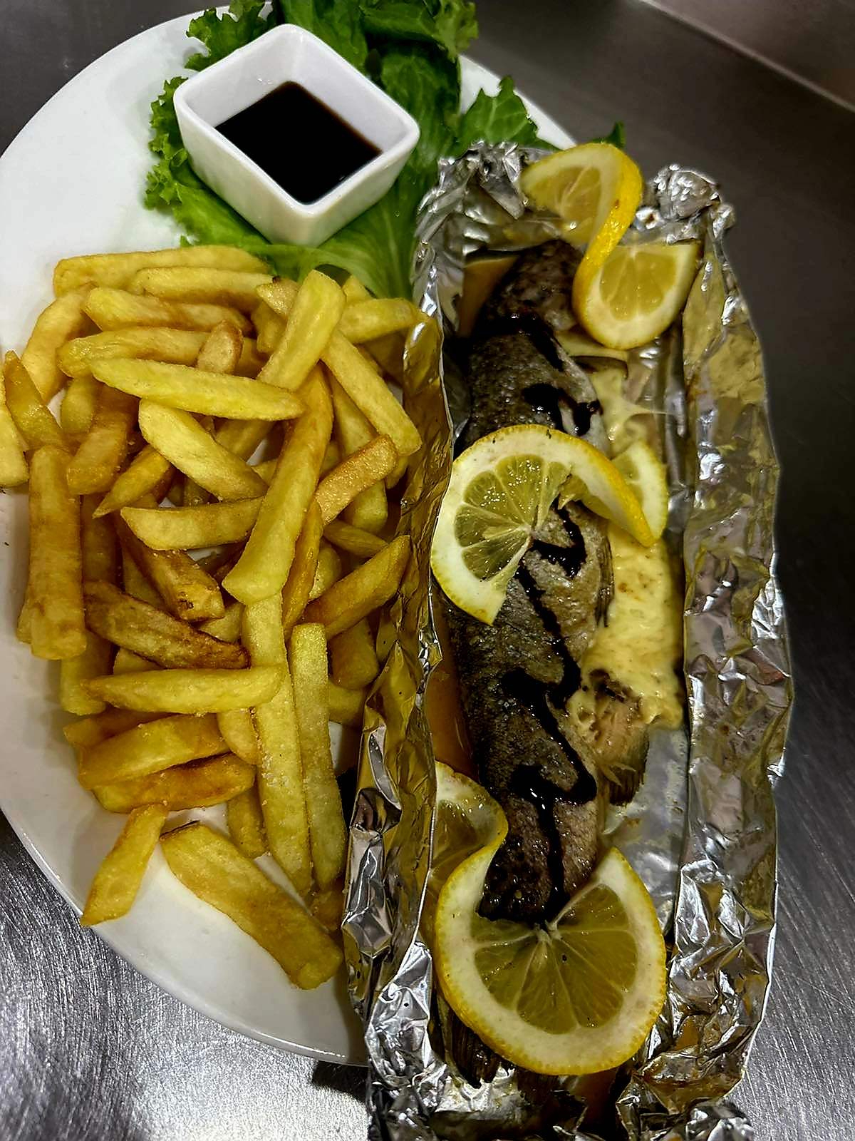 კალმახი შემწვარი ფოლგაში გარნირით