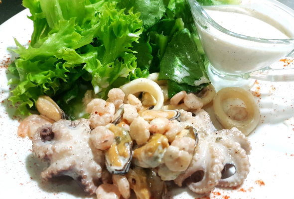 სალათი ზღვის პროდუქტებით