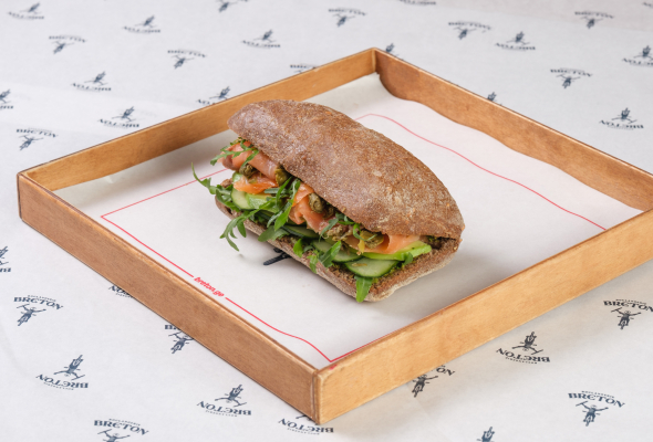 რუხი ჩაბატას სენდვიჩი შებოლილი ორაგულით