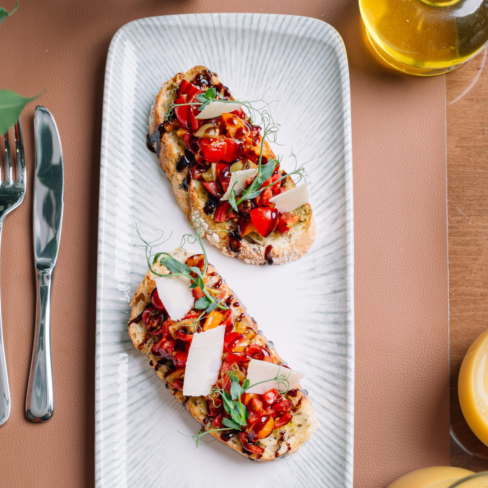 პომიდვრის ბრუსკეტა ყველი სულგუნით