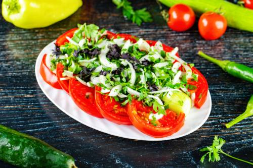 კიტრისა და პომიდვრის სალათი ნიგვზით