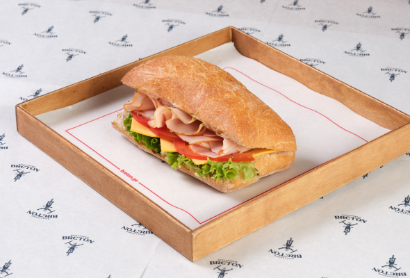 ჩაბატას სენდვიჩი ლორით და ყველით