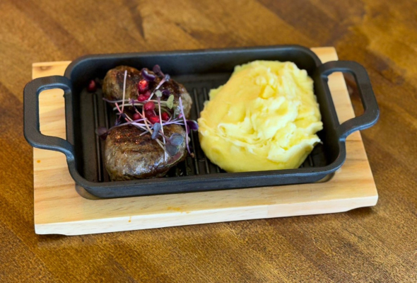 გრილზე მომზადებული აფხაზურა კარტოფილის გარნირით