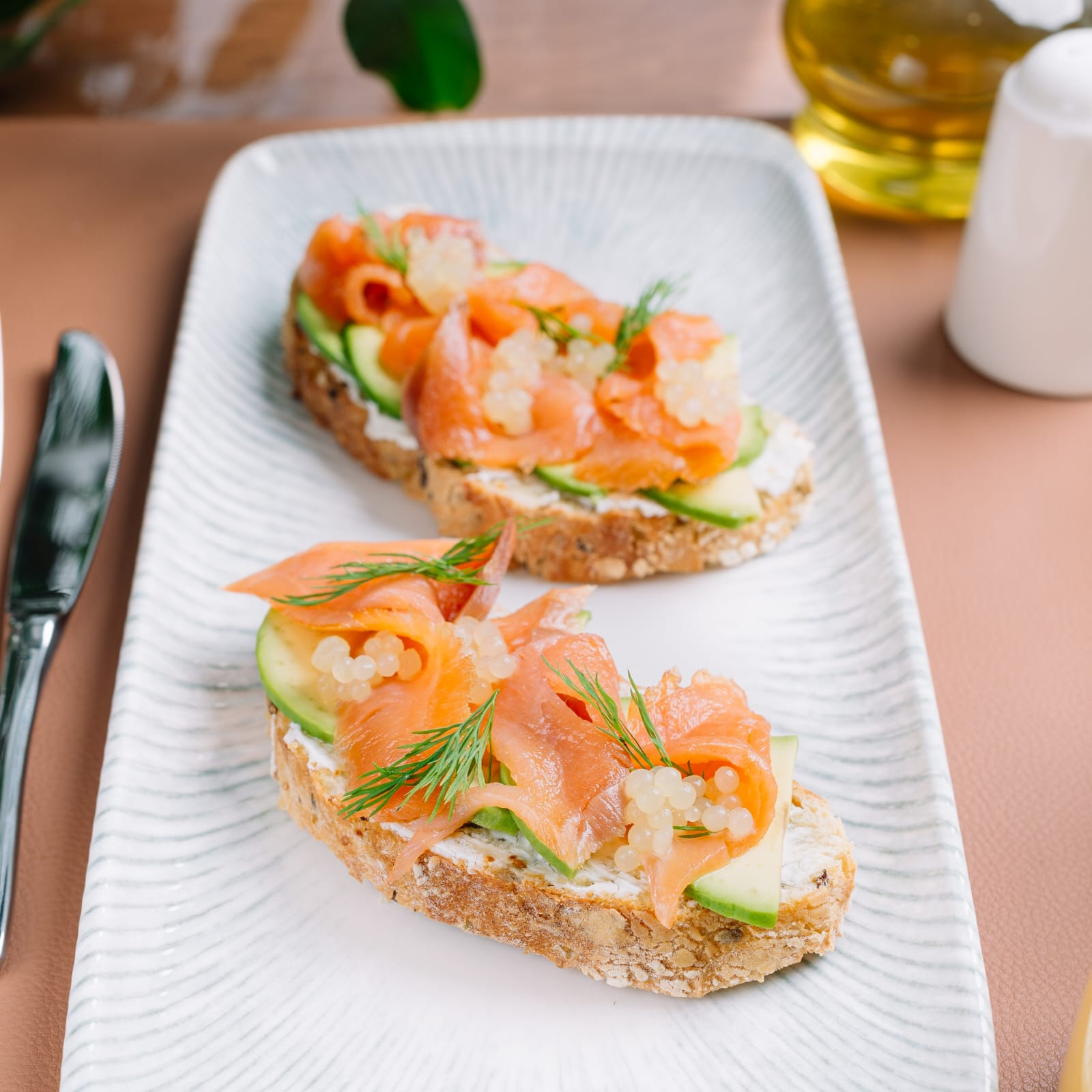 შებოლილი ორაგულის ბრუსკეტა ლიმონის ხიზილალით