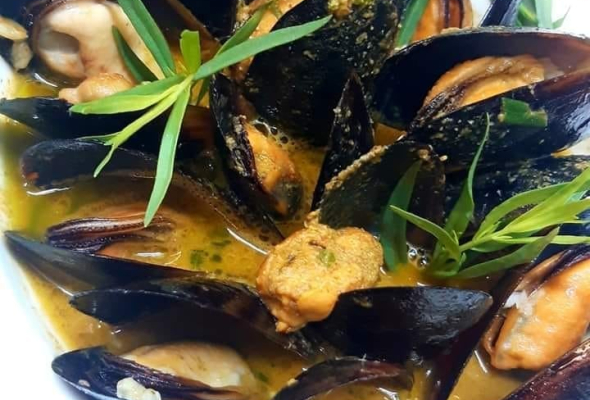 მიდიები ღვინის სოუსში