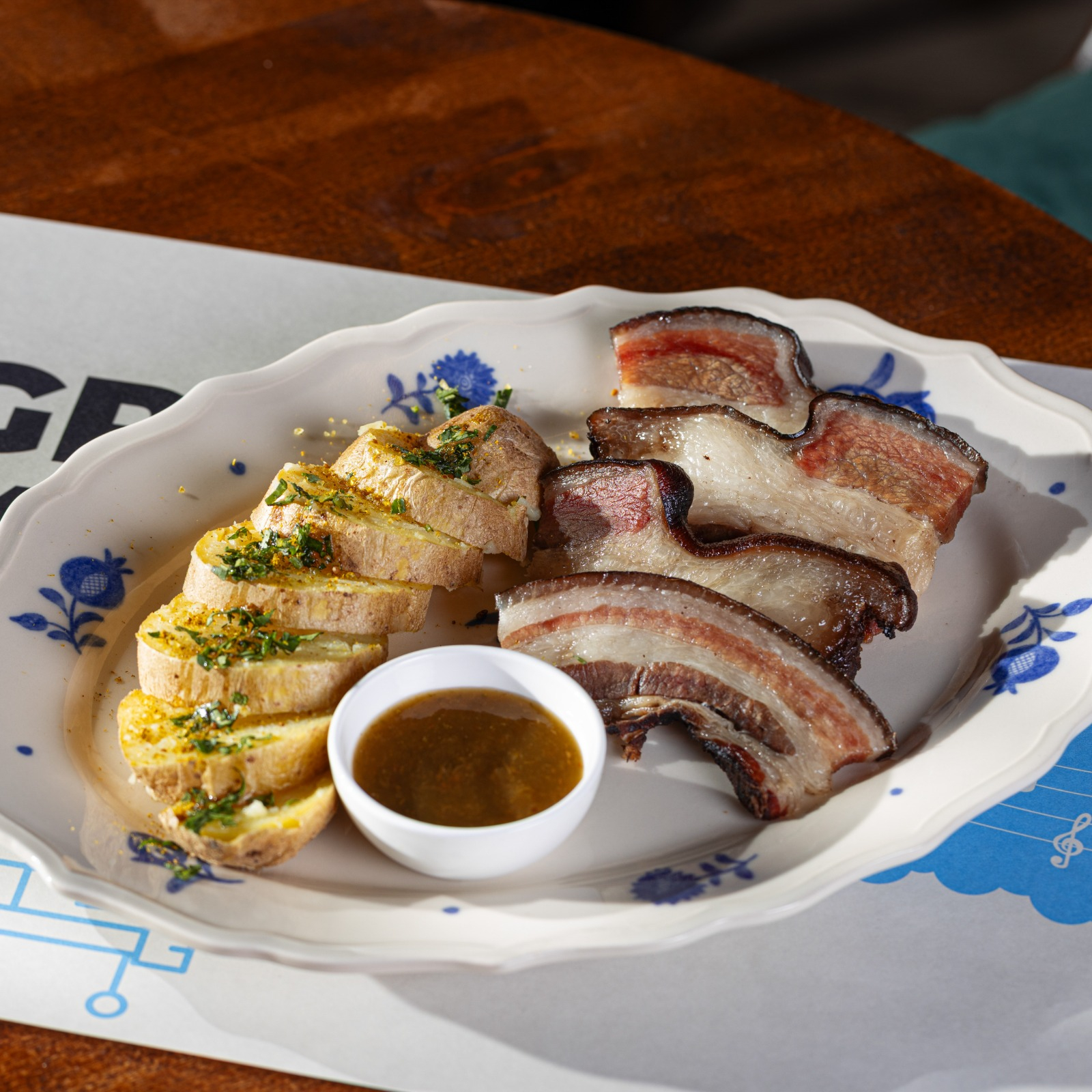 მოხარშული რაჭული ლორი გრილზე გამომცხვარი კარტოფილის გარნირით