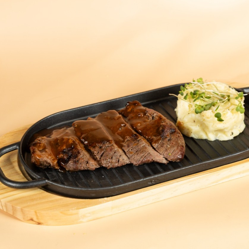 გრილზე მომზადებული სტეიკი დემი გლასის სოუსით და კარტოფილის პიურეთი