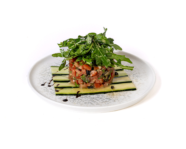 ვარდისფერი პომიდვრის ტარტარი რუკოლით