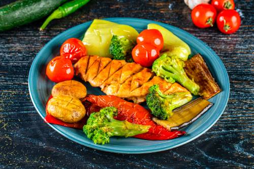 ქათმის სტეიკი გრილზე ბოსტნეულის გარნირით