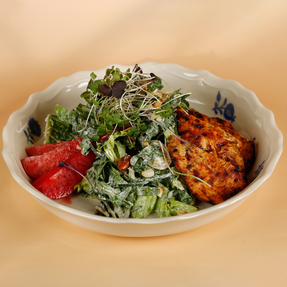 გრილზე მომზადებული ქათმის სალათი ღვინოში დამარინადებული მსხლით