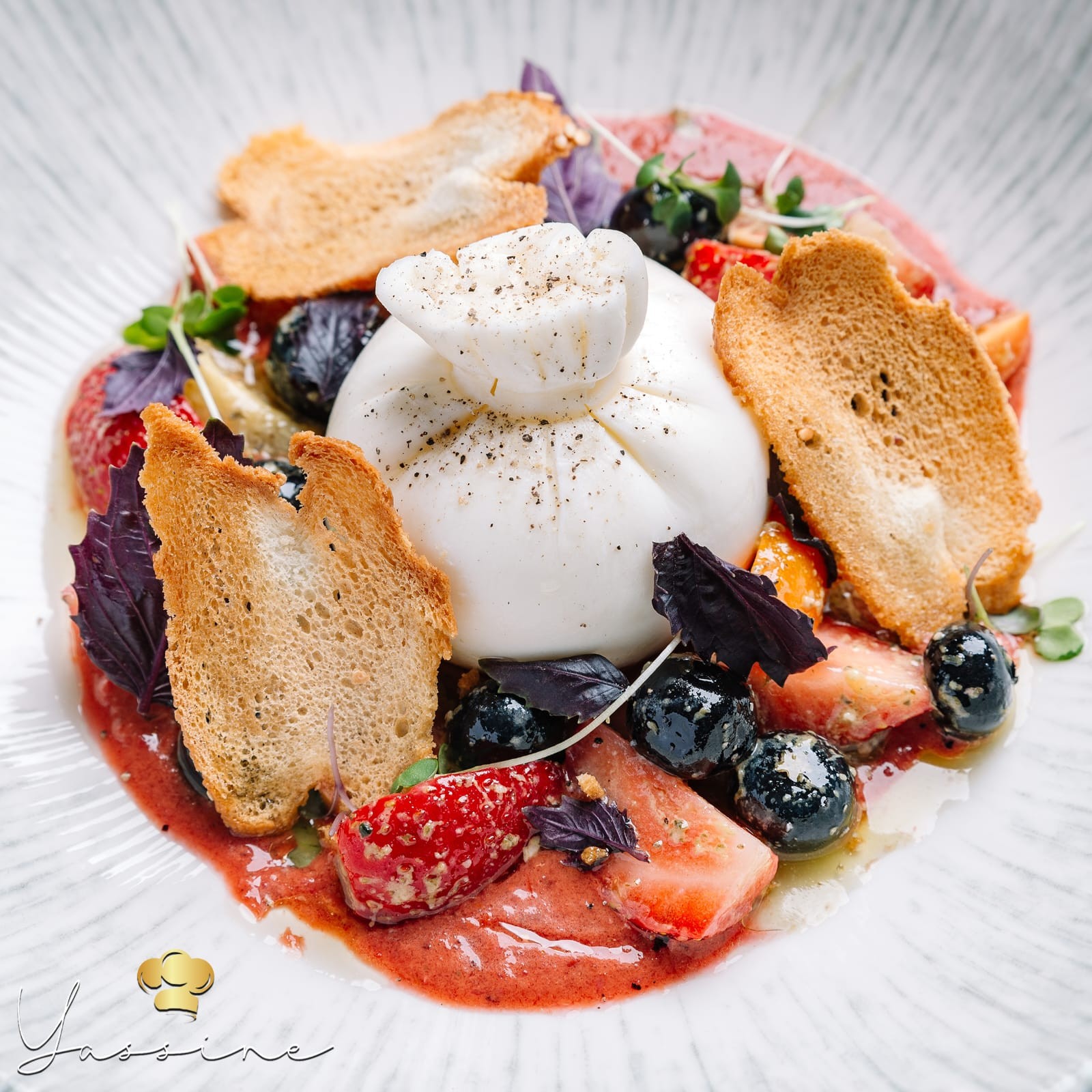 ბურატას სალათი კენკრის მიქსით