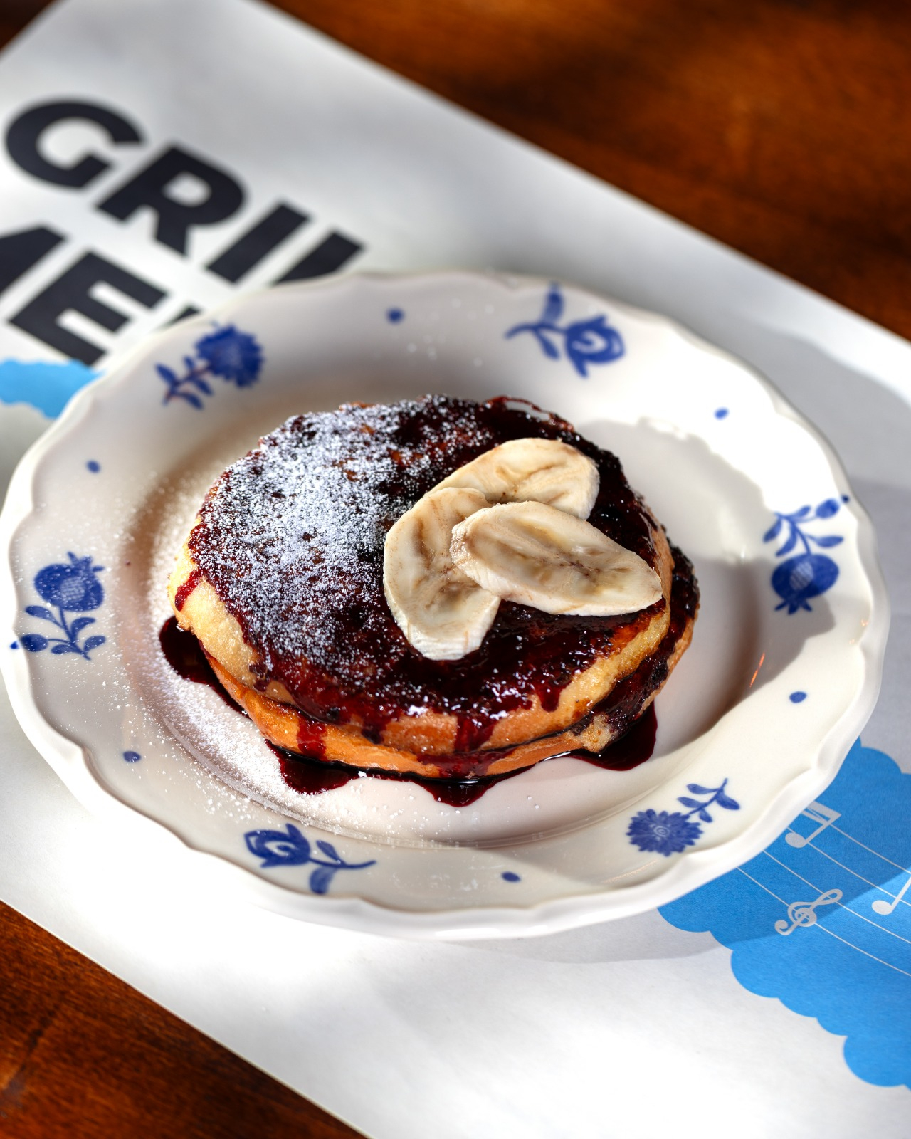 ფრანგული ტოსტი მწარე ბროწეულის სოუსით