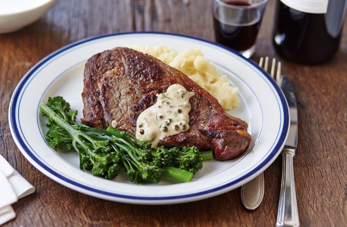 საქონლის სუკის სტეიკი პიურეს გარნირით  და პეპეს სოუსით