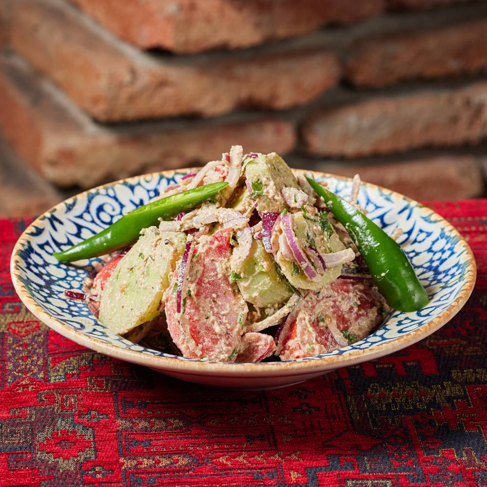 კიტრი-პომიდვრის სალათი ნიგვზით