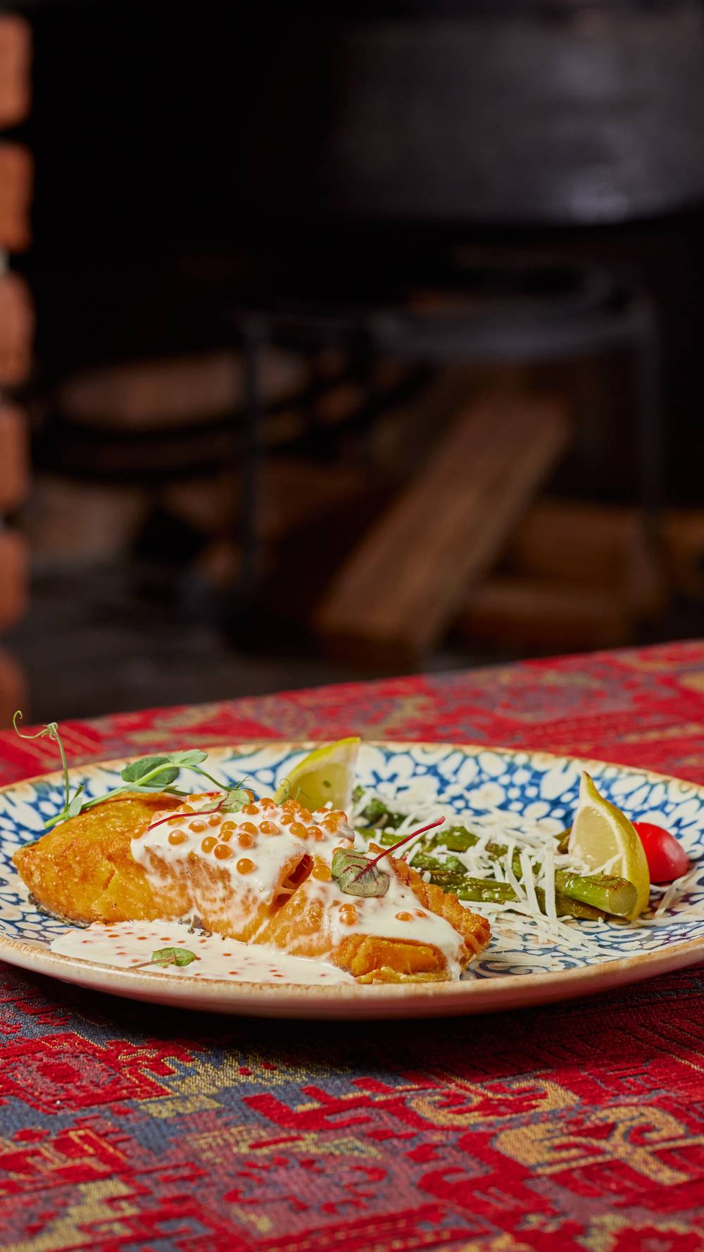 ორაგულის სტეიკი-ხიზილალით და ნაღების სოუსით