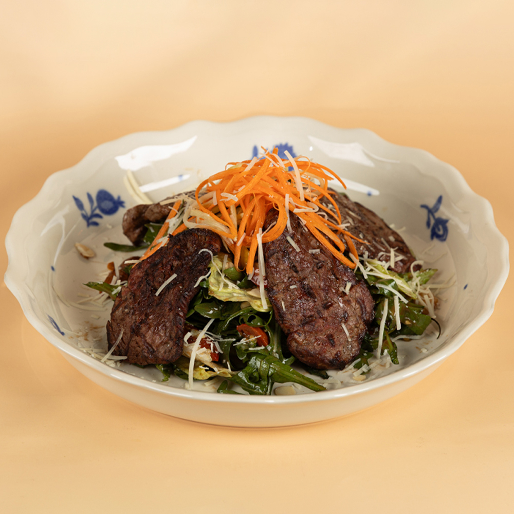 გრილზე მომზადებული საქონლის ხორცის სალათი