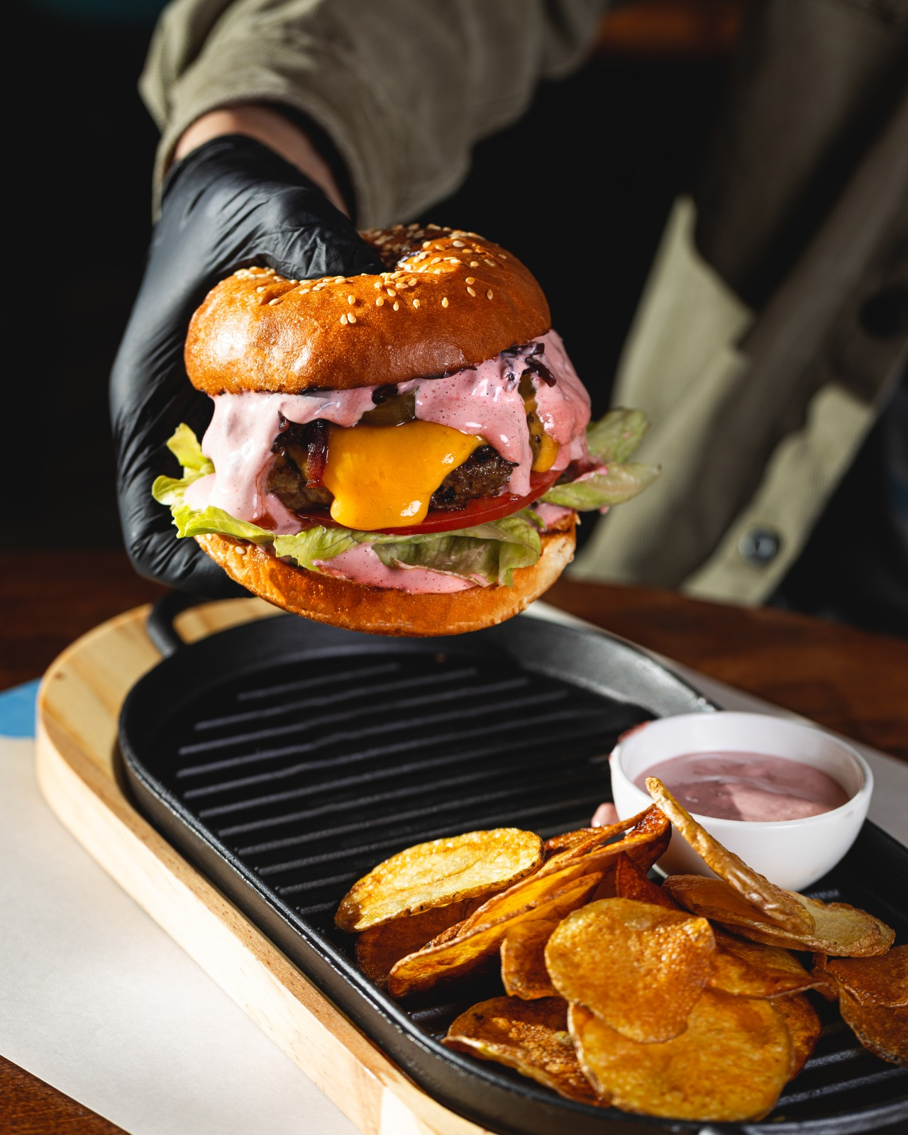 საქონლის ხორცის ბურგერი საფერავის სოუსით