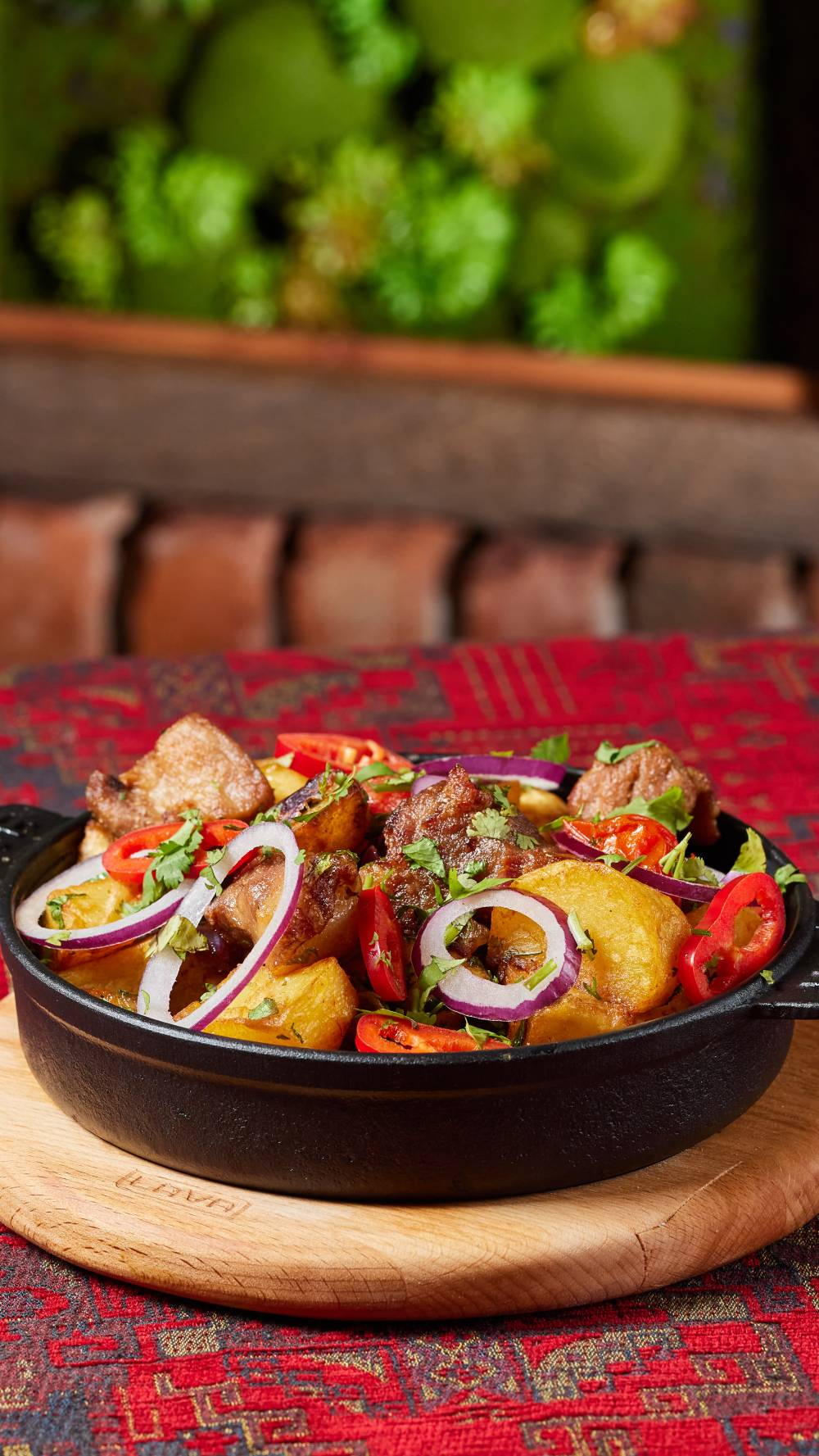 ოჯახური ღორის ხორცით