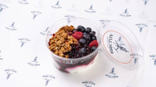 გაწურული იოგურტის საუზმე